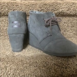 Tom’s wedge booties